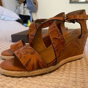 PATRICIA NASH Rafa Tuscan Tooled Leather Wedge Sandals Whiskey Brown Size 7.5